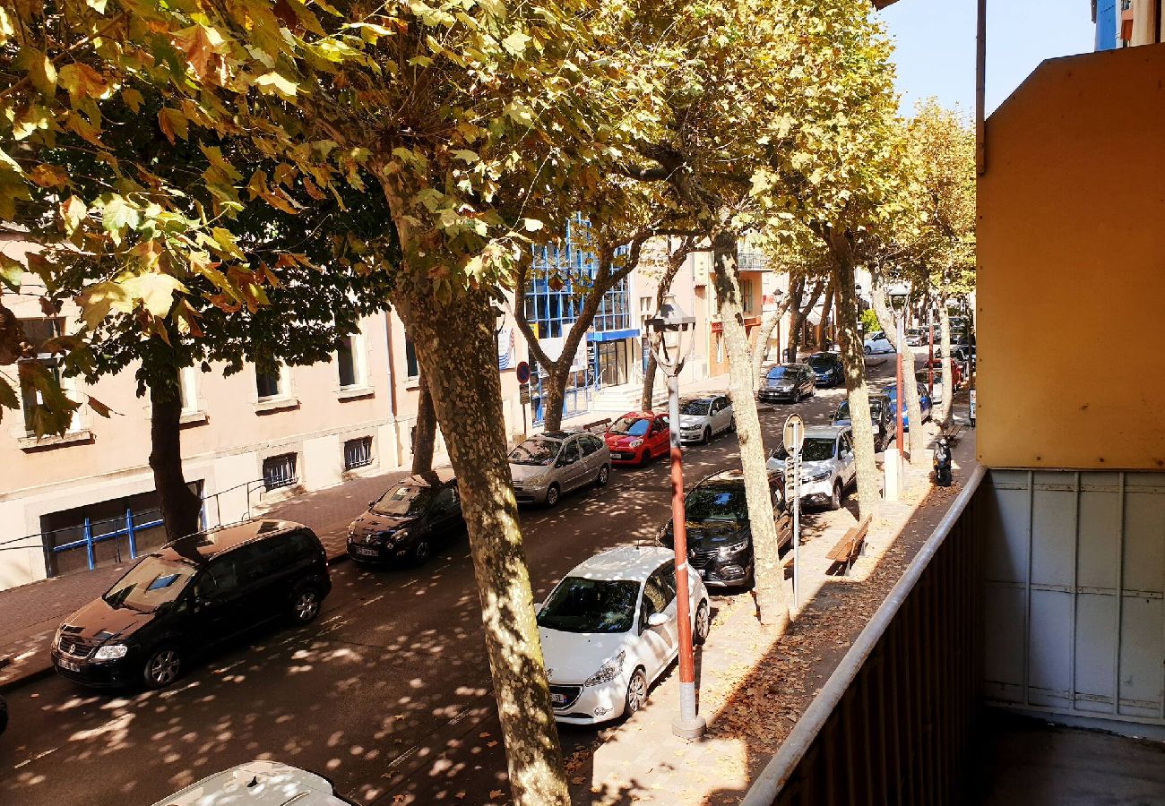 Appartement à Millau - Balcon sur les Halles de Millau centre ville